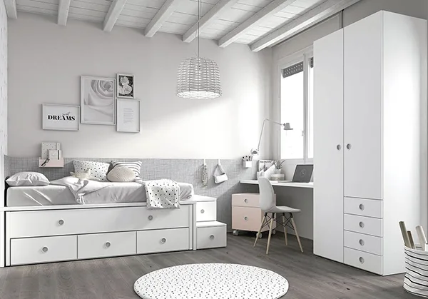 Habitación con cama compacta minimalista y ordenada